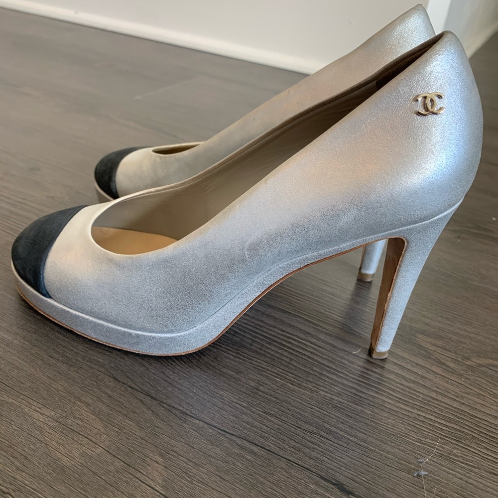 Chanel Captoe pumps